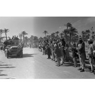 Des civils libyens applaudissent le passage des véhicules allemands.