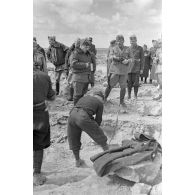 Les généraux italiens Ugo Cavarello et Ettore Bastico inspectent une unité italienne qui effectue des travaux de terrassement.