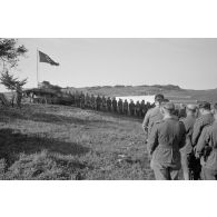 Déroulement de la cérémonie orchestrée par l'aumônier, en présence du général Ludwig Crüwell et d'un détachement de l'armée de terre allemande.