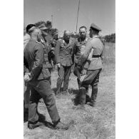 Les généraux von Vaerst, Gause, von Bismarck, Nehring et le maréchal Rommel discutent de la situation.