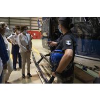 La ministre des Armées Florence Parly échange avec les pilotes d'un hélicoptère Eurocopter EC-145 du groupement d'intervention de la gendarmerie nationale (GIGN) sur la base aérienne (BA) 367 de Cayenne-Rochambeau, en Guyane française.