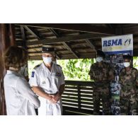 Le colonel Fabrice Lesueur du régiment du service militaire adapté (RSMA) présente les volontaires à la ministre des Armées Florence Parly à Cayenne, en Guyane française.
