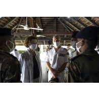 Le colonel Fabrice Lesueur du régiment du service militaire adapté (RSMA) présente les volontaires à la ministre des Armées Florence Parly à Cayenne, en Guyane française.