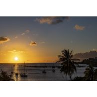 Soleil couchant sur le port de Fort-de-France, en Martinique.