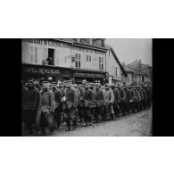 [Compilation d'images du front : Verdun, la Champagne, cadavres de tirailleurs et prisonniers allemands.]