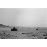 Progression de chars Panzer III (Pz-III) et Panzer IV (Pz-IV) dans le désert.