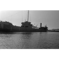 Dans le port de Tobrouk, vue des épaves à partir d'une vedette allemande.