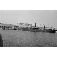 A Tobrouk, à bord d'une vedette allemande, le photographe immortalise les navires de l'Axe à quai.