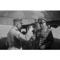 Le général Stumme est accueilli à sa descente d'avion par des officiers allemands.