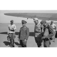 Le général Stumme est accueilli à sa descente d'avion par des officiers allemands.
