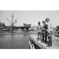 Le général Stumme visite la ville et le port de Tobrouk en compagnie d'officiers allemands et italiens.