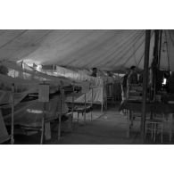 L'intérieur d'une tente où les blessés sont accueillis.