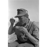 Des soldats allemands mangent dans leurs gamelles.