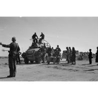 Une colonne de véhicules, dont un blindé Sd.Kfz.263, se porte vers le col d'Halfaya.