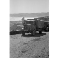 Un camion italien affronte le col d'Halfaya.