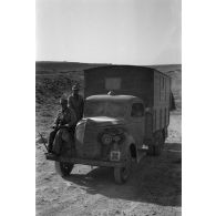 Un camion Ford lors de l'ascension du col d'Halfaya, l'insigne visible à l'avant du camion pourrait être celui de la 19.Flak-Division.