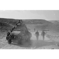 Une colonne de véhicules se dirige vers le col d'Halfaya, ici un blindé Sd.Kfz.263.