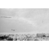 Image floue d'un avion Fieseler Fi-156 Storch en approche.