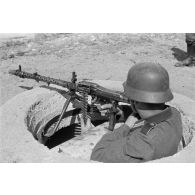 Démonstration de la mise en place d'une mitrailleuse MG-34 à partir d'un tobrouk.
