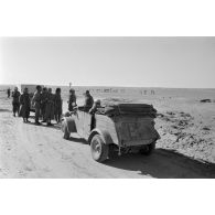 Deux Kübelwagen de la Pk.Afrika entourés de supplétifs libyen de l'armée italienne.