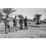 Deux membres de la Pk.Afrika posent avec deux officiers italiens, un capitaine et un lieutenant.