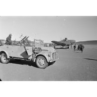 Un avion Focke-Wulf Fw-58 se pose près de la colonne, au premier plan une Kübelwagen de la Pk Afrika immatriculée WH-921011.