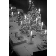 Table dressée pour la veillée de Noël, commune aux Italiens et aux Allemands.