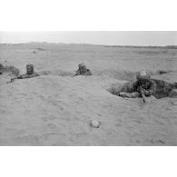 Soldats italiens en position dans leur tranchée.