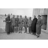 Lors de la visite d'un fort tenu par des artilleurs italiens, un portrait de groupes d'officiers italiens et allemands.