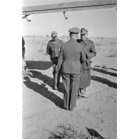 Entretien entre les maréchaux Kesselring et Rommel et l'Oberst Bayerlein. Départ du maréchal Kesselring.