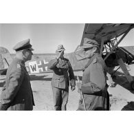 Entretien entre les maréchaux Kesselring et Rommel et l'Oberst Bayerlein. Départ du maréchal Kesselring.