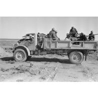 Le camion Ford 3T équipé d'un canon de 2 cm FlaK 38 quitte sa position de tir et regagne la piste.