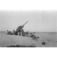 Une batterie de canons de 8,8 cm FlaK-18 effectue un tir contre des objectifs aériens.
