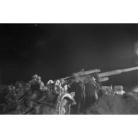 Tir de nuit d'une batterie de FlaK équipée de canons 8,8 cm FlaK-18, les pièces sont installées dans des alvéoles creusées dans le sable.