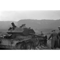  Le maréchal Rommel accompagné d'officiers allemands examine des carcasses de chars britanniques Crusader III.