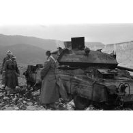 Le maréchal Rommel accompagné d'officiers allemands examine des carcasses de chars britanniques Crusader III.