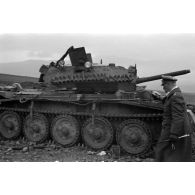 Le maréchal (Generalfeldmarschall) Rommel examine un char britannique MkVI Crusader III détruit de la 6th AD.