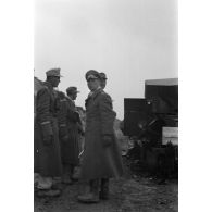 Le maréchal Rommel, accompagné d'officiers, passe près d'un semi-chenillé APC M3, équipé d'un canon antichar.
