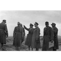 Le maréchal Rommel est rejoint par le général Buelowius et discute de la situation avec lui.