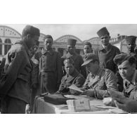 Versement de la première solde lors de l'Incorporation de volontaires arabes dans les troupes allemandes, ces volontaires intègrent les rangs du Deutsch-Arabisches Lehr-Abteilung (Sonderverband).