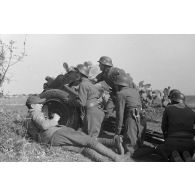 Entraînement des servants d'un canon de 7,5 cm LeIG-18 sous la direction d'un cadre allemand du Sonderverband-287 ou 288.