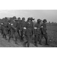 Une unité de volontaires arabes conduite par un Unteroffizier du Sonderverband-287 ou 288, défile en colonne.
