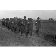 Une unité de volontaires arabes conduite par un Unteroffizier du Sonderverband-287 ou 288, défile en colonne.
