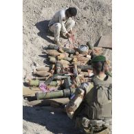 Un soldat irakien dispose des charges explosives sur des munitions à détruire sous la supervision d'un instructeur du 2e régiment étranger de génie (2e REG) à Bagdad, en Irak.