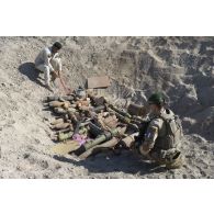 Un soldat irakien dispose des charges explosives sur des munitions à détruire sous la supervision d'un instructeur du 2e régiment étranger de génie (2e REG) à Bagdad, en Irak.