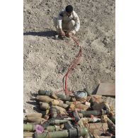 Un soldat irakien dispose des charges explosives sur des munitions à détruire à Bagdad, en Irak.