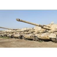 Epaves de canons automoteurs AMX 30 Au F1 à Taji, en Irak.