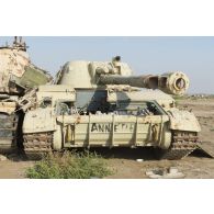 Epave d'un canon automoteur AMX 30 Au F1 à Taji, en Irak.