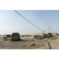 Epaves de tracteurs d'artillerie ATS-59G à Taji, en Irak.