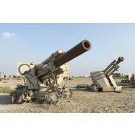 Epaves d'obusiers M-114 et M-56 à Taji, en Irak.